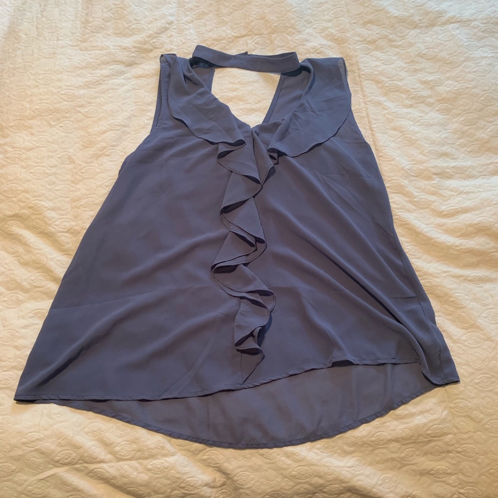 Super cute top with neck detail